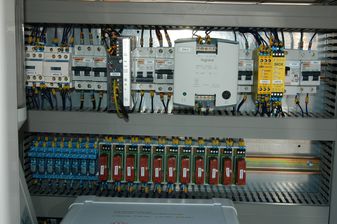 tableau électrique pour une machine de contrôlé dimensionnel d'une courroie. Notre savoir-faire est également de développer des machines spéciales pour la mesure et le contrôle dimensionnel en ligne. Ce savoir-faire de plus de 30 ans en mesure dimensionnelle a été acquis au fil du temps et grâce à l'expérience de nos ingénieurs en développement logiciel